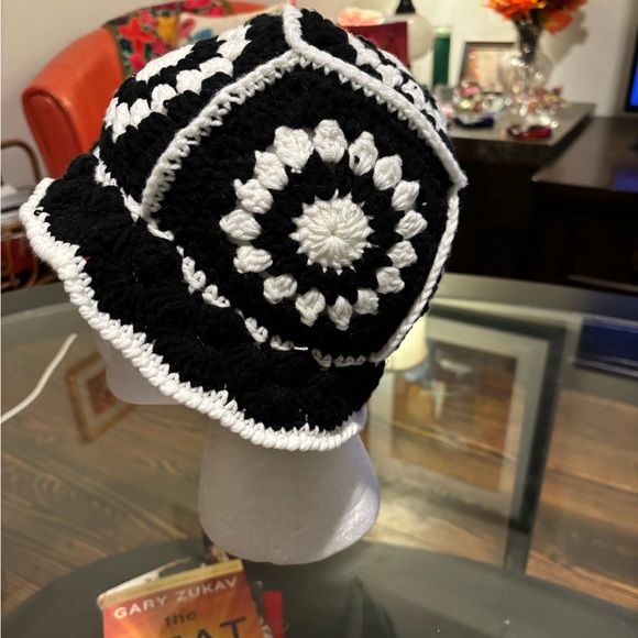 Handmade crochet hat - Picture 2 of 3